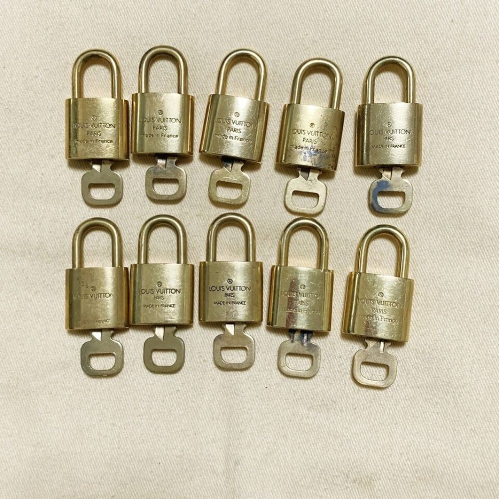 LOUIS VUITTON LV 10 SET PADLOCK KEY BAG CHARM CADENA GOLD PLATED FRANCE